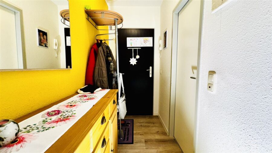 Schöne Eigentumswohnung in gefragter Wohnlage mit Balkon / Tiefgarage und Parkanlage - Flur / Diele / Windfang